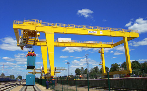 New double cantilever container crane at the Lithuanian - Polish border